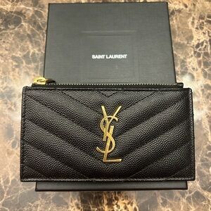 NWT YSL CASSANDRE MATELASSÉ FRAGMENTS ZIPPED CARD CASE IN GRAIN DE POUDRE EMBOSS